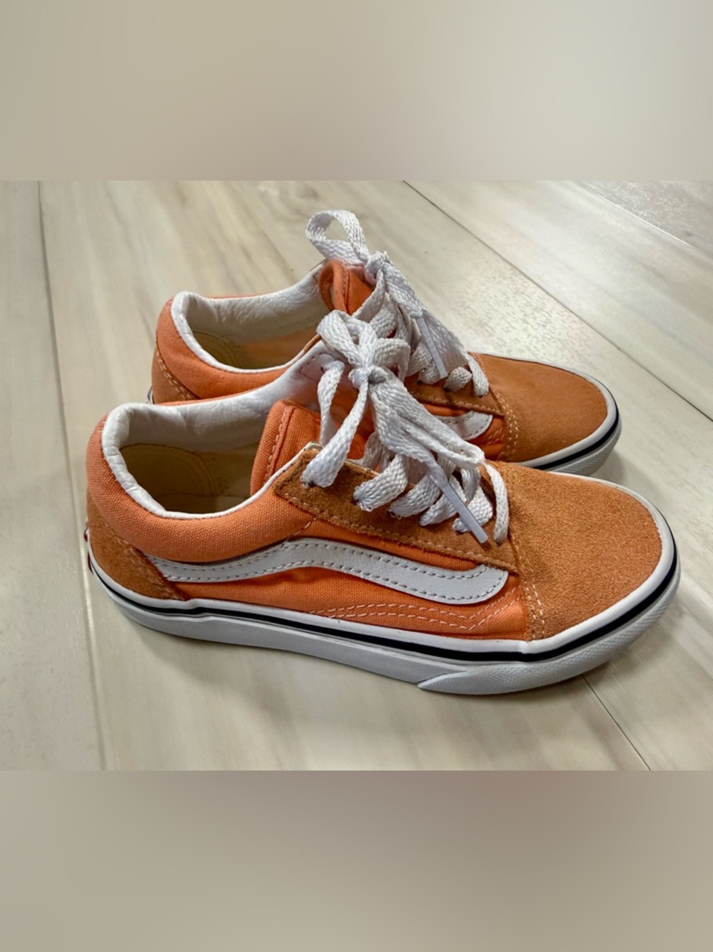 Vans Kids Oldskool Salmon and True white. Back 2 school.